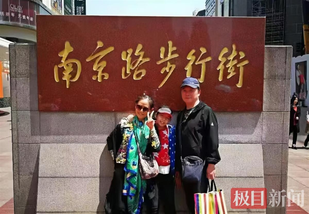 郭子涵与外公合照。学校供图.jpg