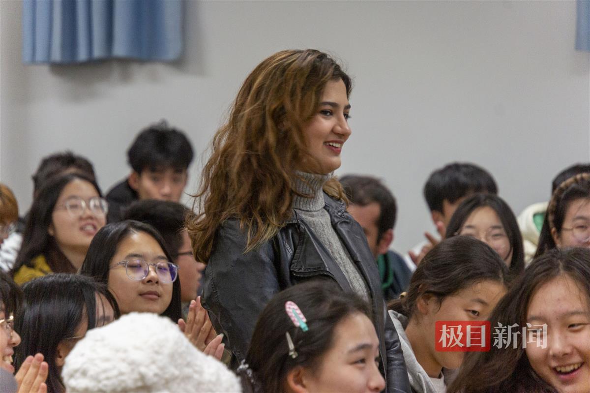 留学生起立 特写 王翔宇摄.jpg